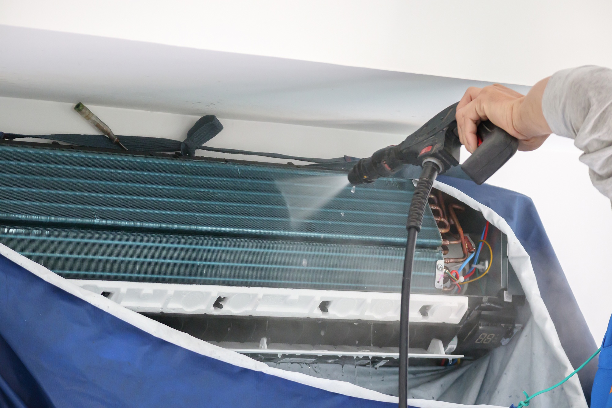 air conditioning cleaning service with water spray